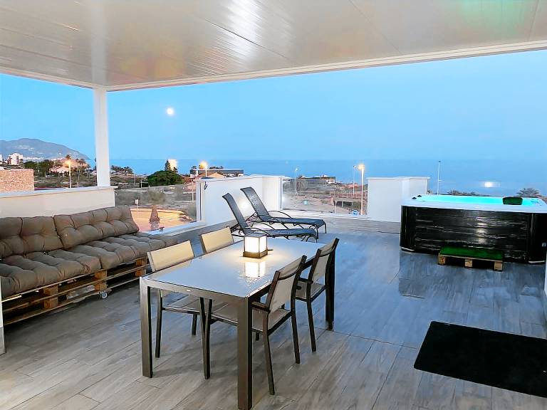 Charming rental apartment with patio & jacuzzi | Next to the beach | Pet-friendly — photo 4