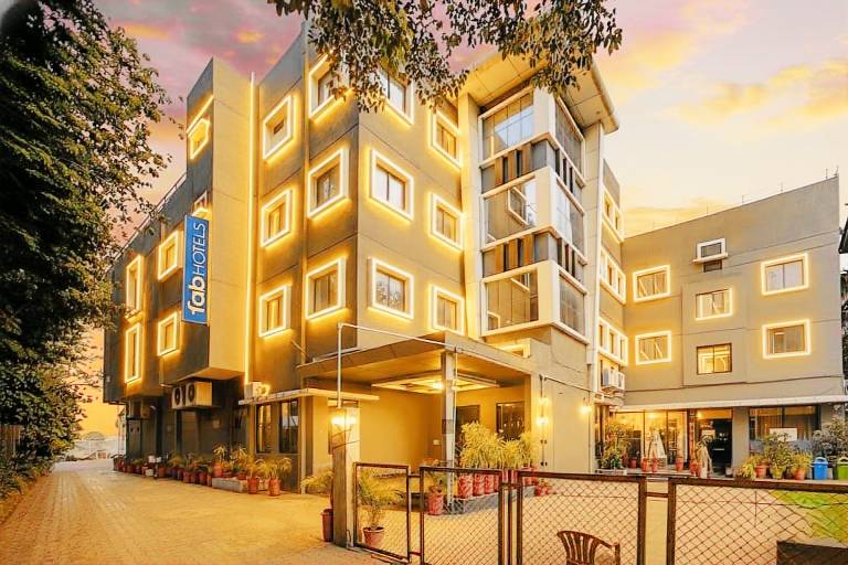 FabHotel Bee Town