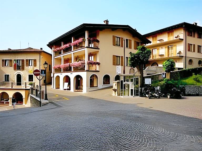 Lovely serviced apartment with terrace & pool | Pets are welcome in Tignale