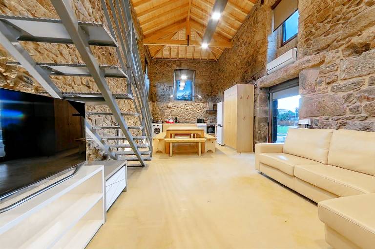 Pet-friendly Vacation Home Villae Carreiro with Pool, A/C, Wi-Fi, Garden & Terrace — photo 5