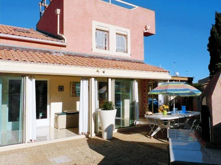 Villa with grill & patio — photo 2