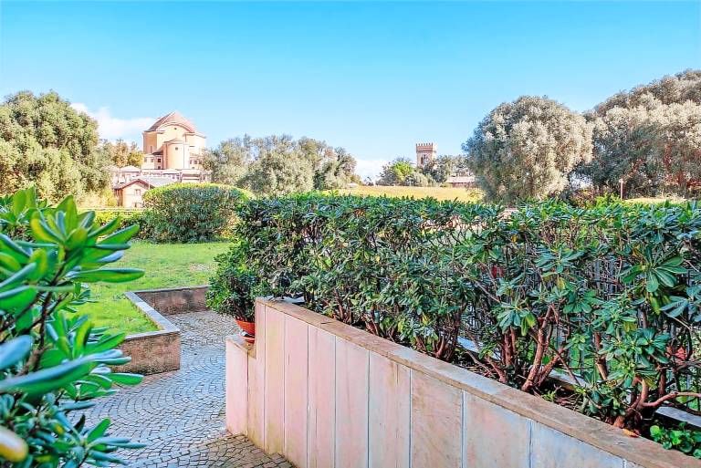 Holiday apartment with patio | Garden view — photo 4