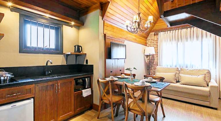 Pleasant lodge with yard | Pet-friendly — photo 2