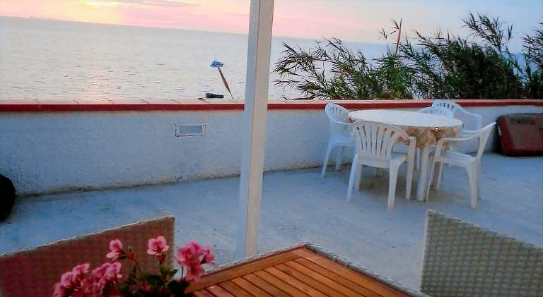 Lovely vacation home with patio | Close to the beach | Perfect for remote work | Pets allowed — photo 3