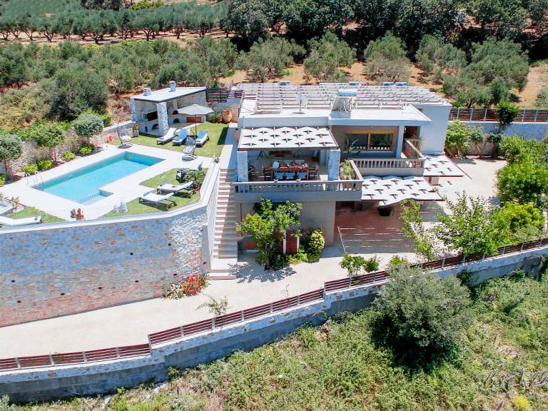 Vacation home with patio, BBQ & private pool in Platanias