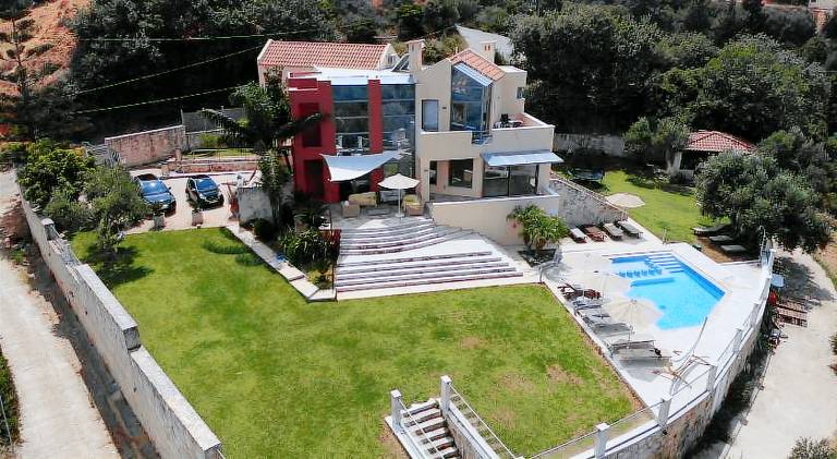 Fully equipped villa with hot tub, yard & private pool | Suitable for remote work | Pets allowed in Platanias