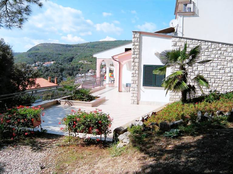 Holiday apartment with terrace and sea view — photo 2