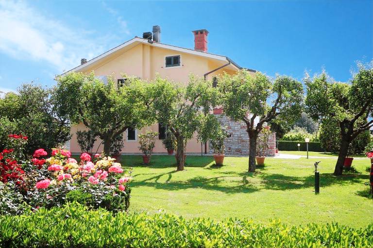 Vacation home with private pool, grill & garden | Panoramic view — photo 3
