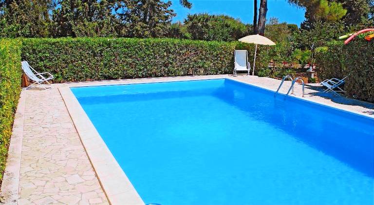 Villa with pool — photo 4