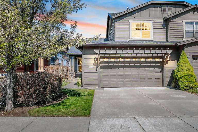 New! Old Mill Lookout–Mountain Views, Fireplace, Dog Friendly in Bend, OR