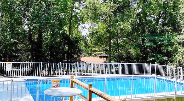 Vacation home with pool — photo 4