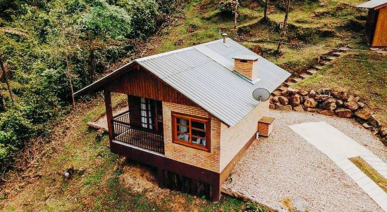 Lodge with hot tub & yard in Jaragua do Sul
