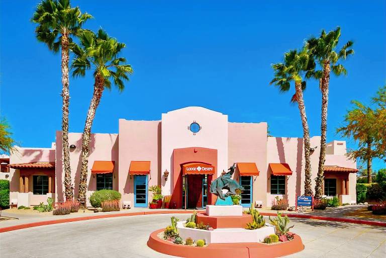 Lodge with yard, terrace & pool in Tucson, AZ