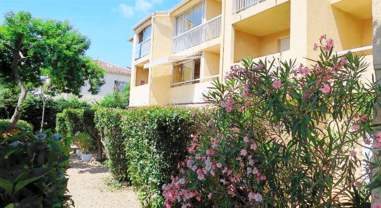 Apartment with 1 room for 4 persons in Fréjus