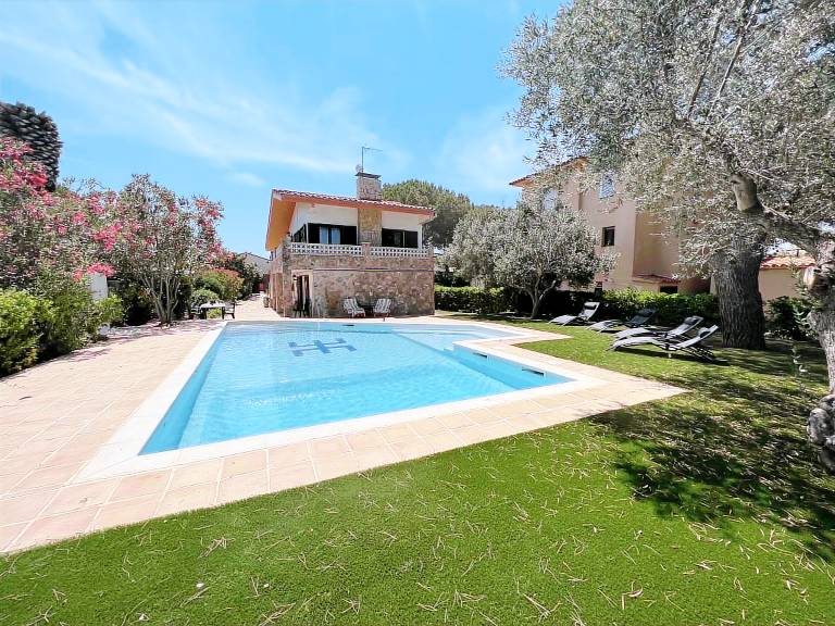 Spacious house with private pool near the beach - up to 10 people in Begur