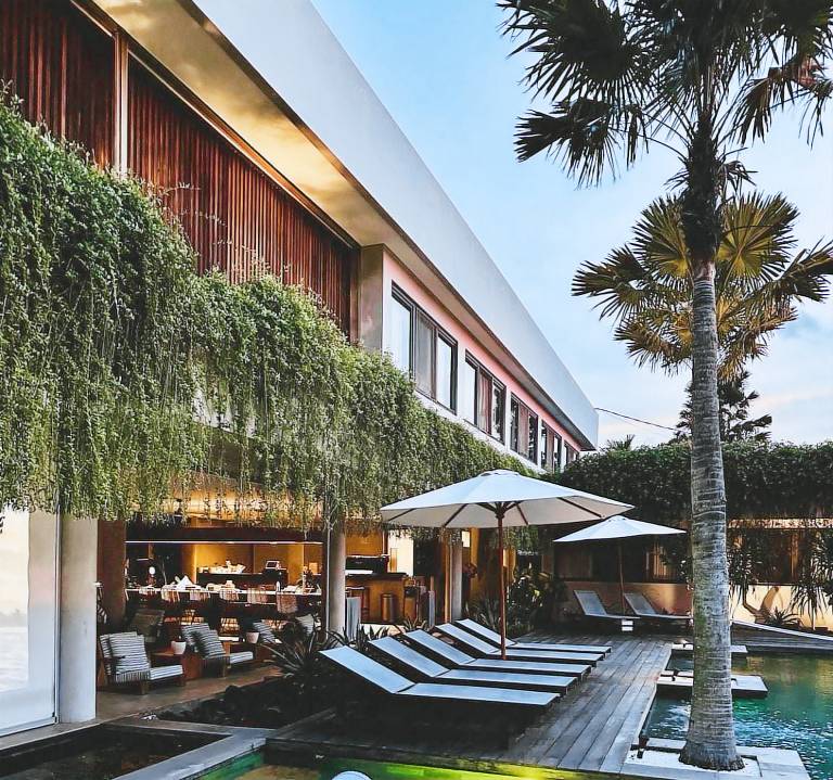 Steps from Bingin Beach, Contemporary Luxury Villa in Pecatu