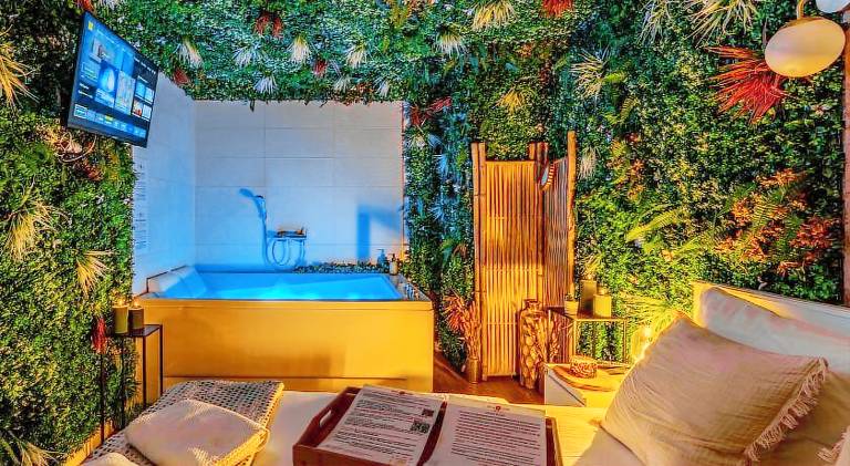 La Boetie, Cocon Central, Double Balneo Bathtub — photo 2