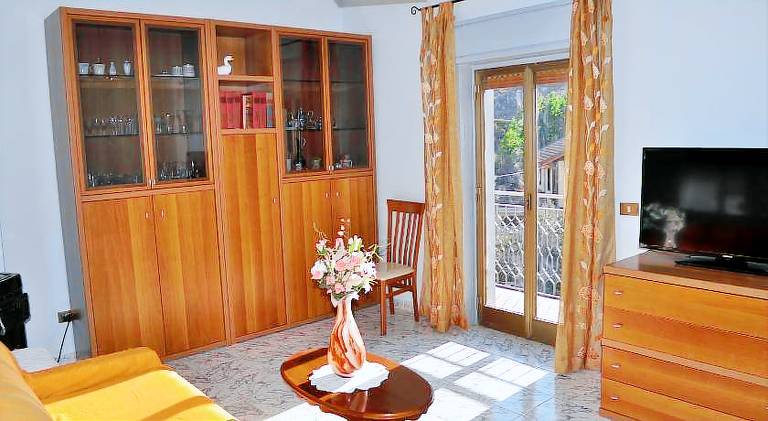 Holiday apartment with garden, patio & barbeque — photo 2