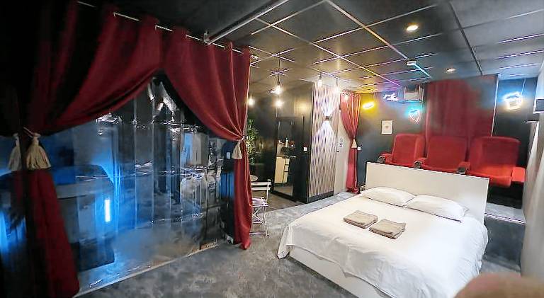 Cocon Jacuzzi et cinema 4K B in Bordeaux
