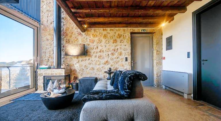 Chalet with patio — photo 4