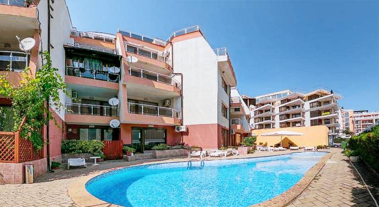 Apartment with pool — photo 3