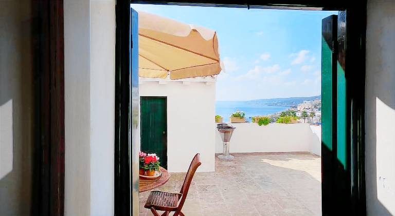 Vacation home with 2 rooms for 4 persons in Castro