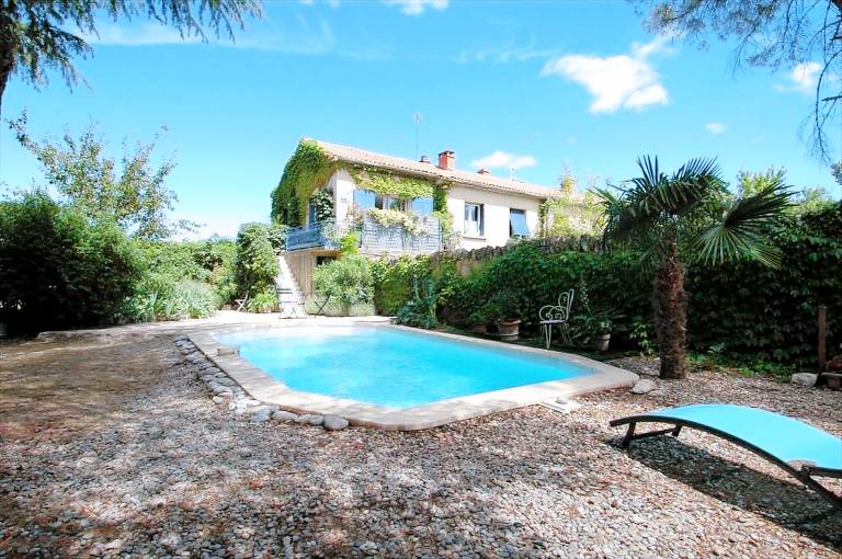 Ferienwohnung in Maubec, Provence, Frankreich