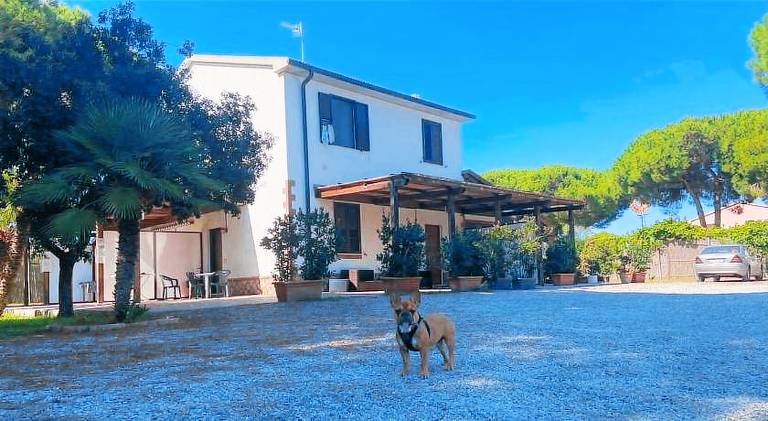 Rental apartment with grill, terrace & yard in Orbetello
