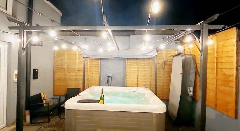 Cardiff Coach House with Hot Tub & Log Fire — photo 3