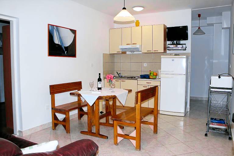 One bedroom apartment near beach Mimice, Omiš (A-2774-d) — photo 3