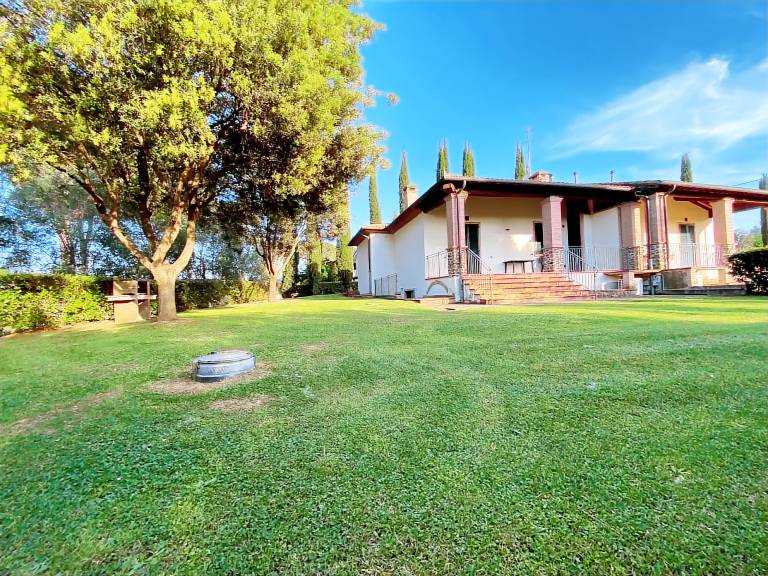 Agriturismo Il Grillese: Leccino, splendido casale toscano con ampie stanze, immerso nel verde giardino