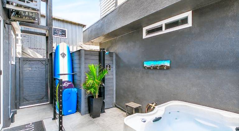 Vacation home with hot tub — photo 5