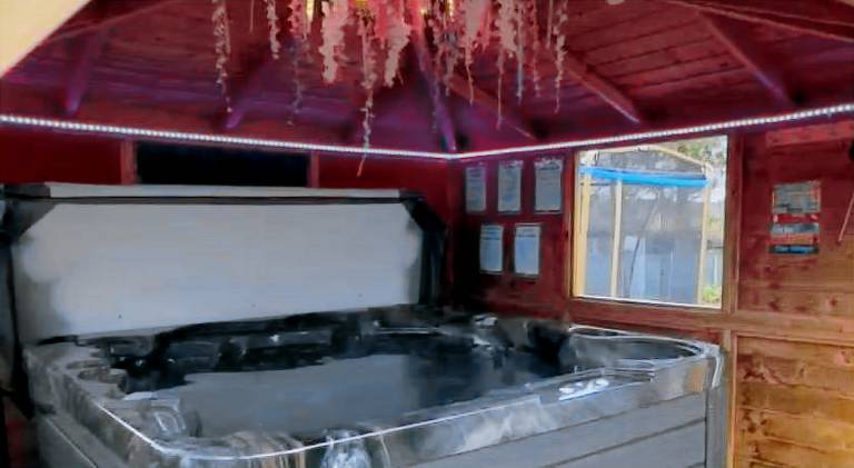 FINN VILLAGE "Raspberry Cottage" Private Garden, 6-seater HOT TUB, Firepit & Pizza Stove in Stirling