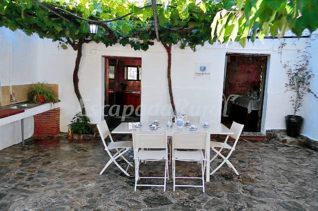 Cottage with barbeque, terrace & pool | Garden view — photo 2