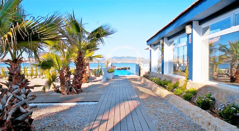 Vacation home with pool & garden — photo 3