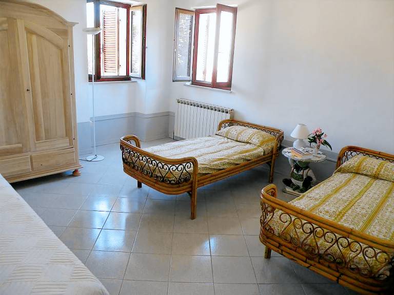 Family-oriented ample rental apartment with BBQ, terrace & yard | Garden view | Dogs allowed — photo 5