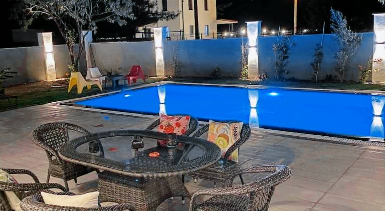 Villa with pool & hot tub — photo 4