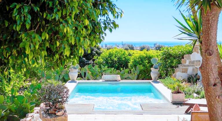 Vacation home with hot tub & pool in Avola