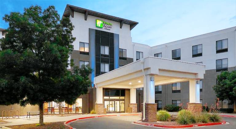 Holiday Inn Express & Suites Albuquerque Historic Old Town" — photo 2