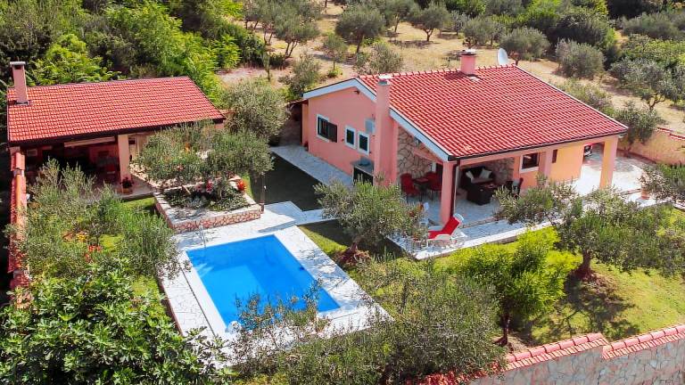 Fully equipped villa with patio, garden & private pool | Dogs allowed — photo 2