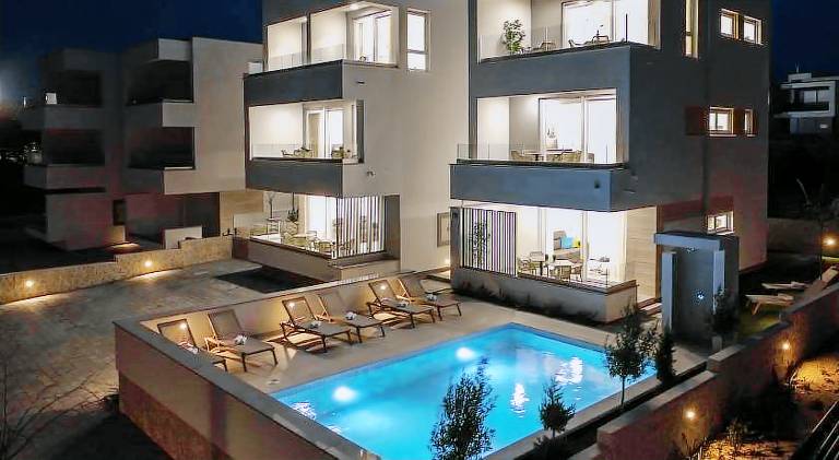 Holiday apartment with pool & patio — photo 2
