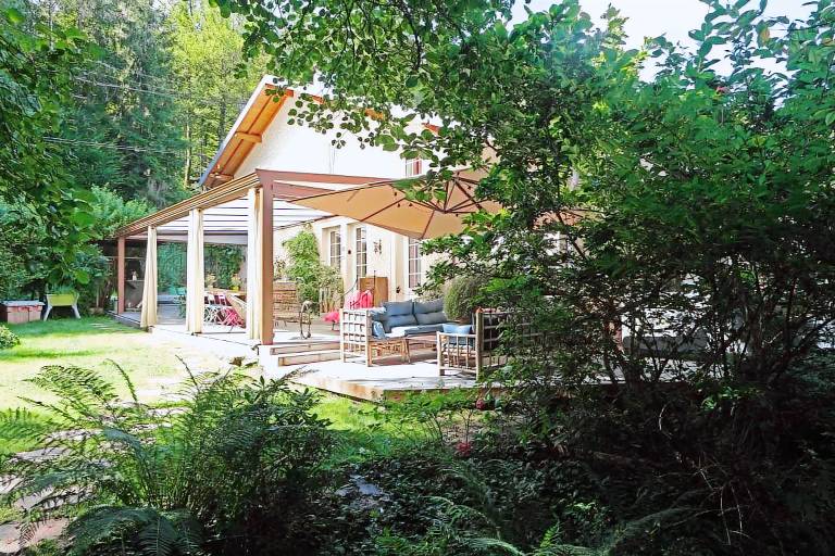 Family-oriented ample house with yard, hot tub & patio | Garden view | Pets are welcome — photo 4