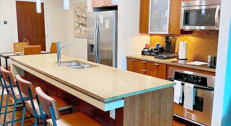 Channelside Luxury Retreat Spacious 2BR 2BA Condo with Pool, Balcony, Sauna & Gym — photo 5