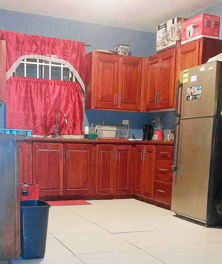 Charmantes Piarco Haus mit Gartenblick