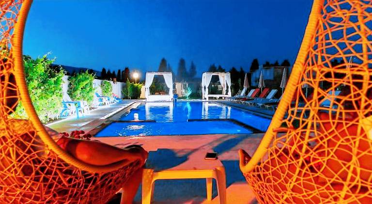 Rental apartment with terrace, hot tub & barbeque in Ulcinj