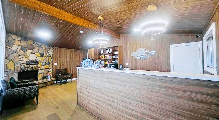 Howard Johnson by Wyndham Hinton in Hinton, AB