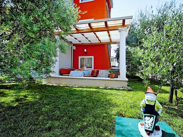 Holiday apartment with patio & yard — photo 3