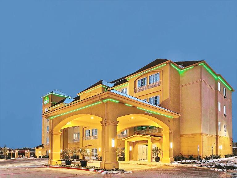 La Quinta Inn & Suites by Wyndham Fort Worth Arlington West — photo 3