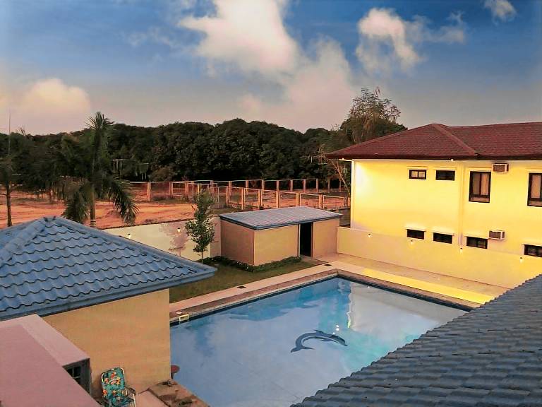 Fully equipped nice vacation home with garden & pool | Perfect for remote work | Dogs allowed in Angeles City