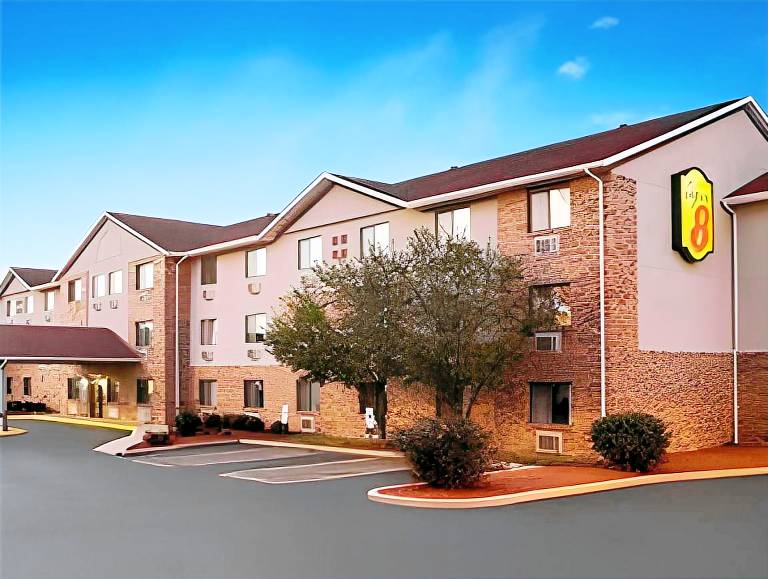 Super 8 By Wyndham Fairview Heights-St. Louis in Fairview Heights, IL